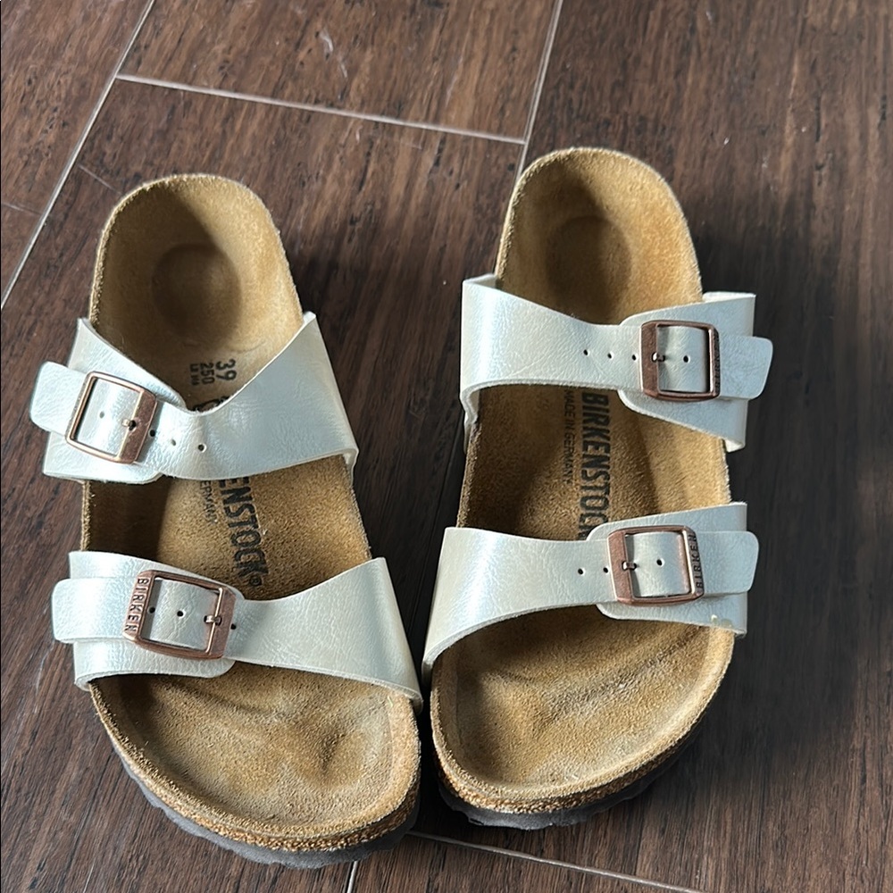 Like New Birkenstock Women’s Sandals - Pearlized Cream